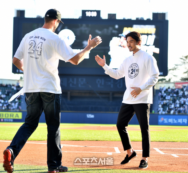 '영원한 캡틴' 두산 오재원 은퇴, 니퍼트 축하받으며[포토]