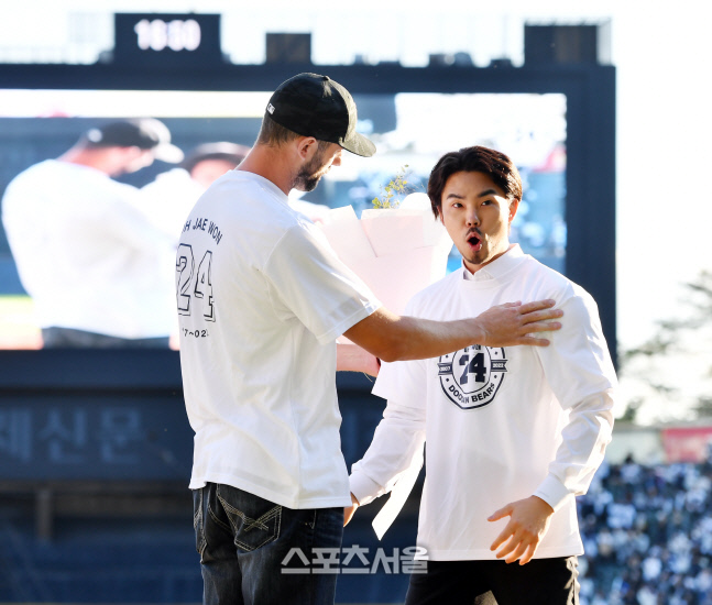 '영원한 캡틴' 두산 오재원 은퇴, 니퍼트에 깜놀[포토]