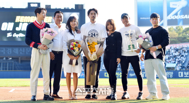 '영원한 캡틴' 두산 오재원 은퇴, 지인들 축하받으며[포토]