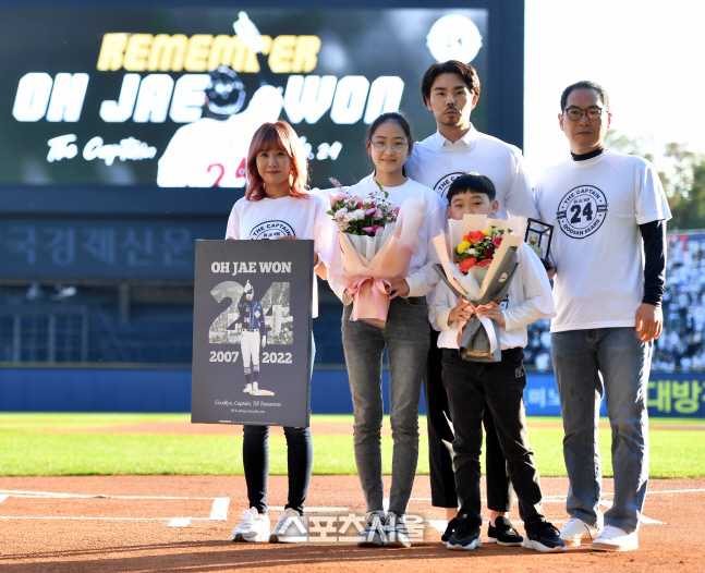 '영원한 캡틴' 두산 오재원 은퇴, 팬클럽 축하[포토]