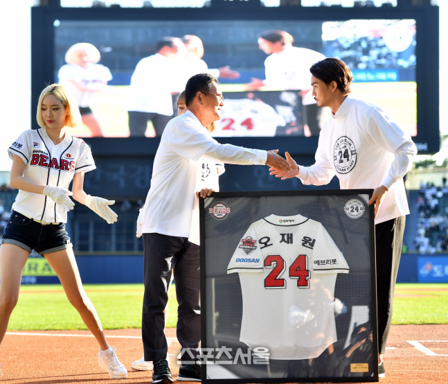'영원한 캡틴' 두산 오재원 은퇴, 유니폼 액자선물[포토]