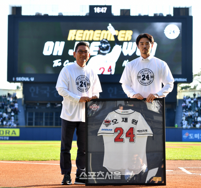 '영원한 캡틴' 두산 오재원 은퇴, 유니폼 액자선물[포토]
