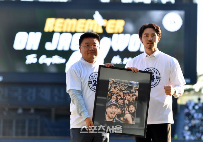 '영원한 캡틴' 두산 오재원 은퇴, 김태룡 단장의 액자선물[포토]