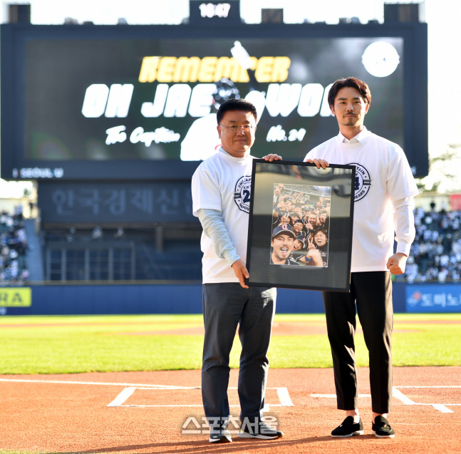 '영원한 캡틴' 두산 오재원 은퇴, 김태룡 단장의 액자선물[포토]
