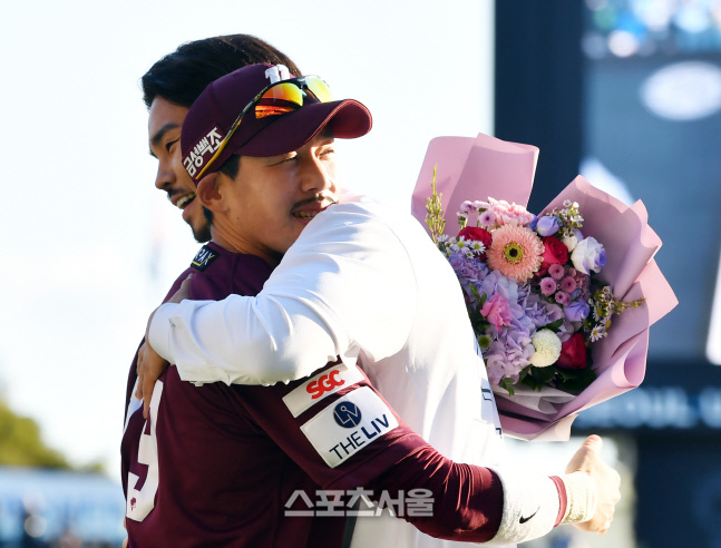 '영원한 캡틴' 두산 오재원 은퇴, 키움 이용규의 축하[포토]