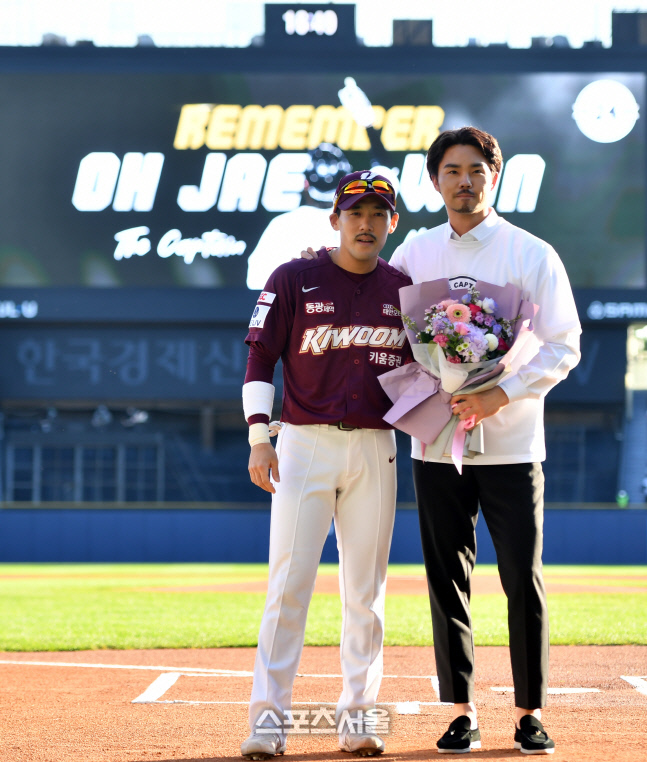 '영원한 캡틴' 두산 오재원 은퇴, 키움 이용규의 축하[포토]