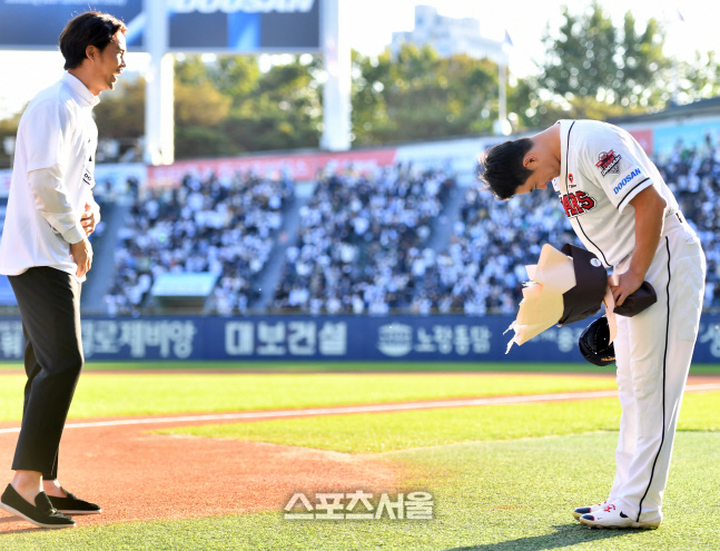'영원한 캡틴' 두산 오재원 은퇴, 김재환과 다정히[포토]
