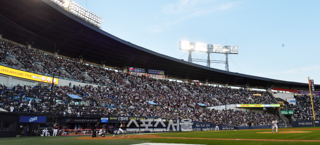 잠실구장 꽉 채운 야구팬들, 순위다툼과 오재원 은퇴식 효과[포토]