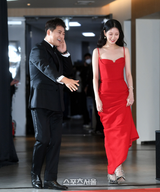 [포토] 서현, 보디가드 전현무 에스크트 받으며 입장