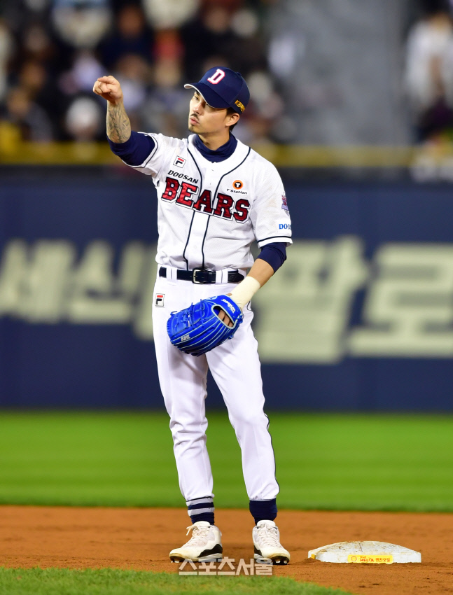 은퇴경기 오재원, 8회말 대타 이후 2루수비까지.[포토]