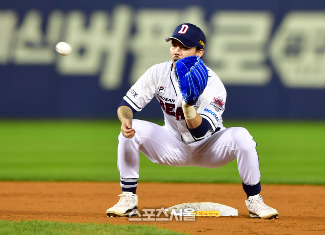 은퇴경기 오재원, 8회말 대타 이후 2루수비까지.[포토]