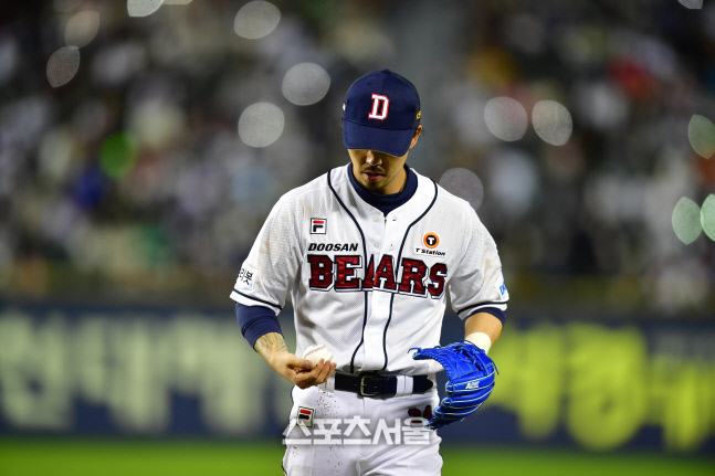 마지막 수비, 공챙기는 오재원[포토]