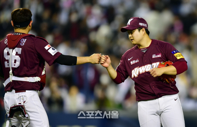 승리 자축하는 김재웅과 이지영 포수.[포토]