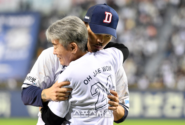 '아버지 안아주는' 오재원[포토]