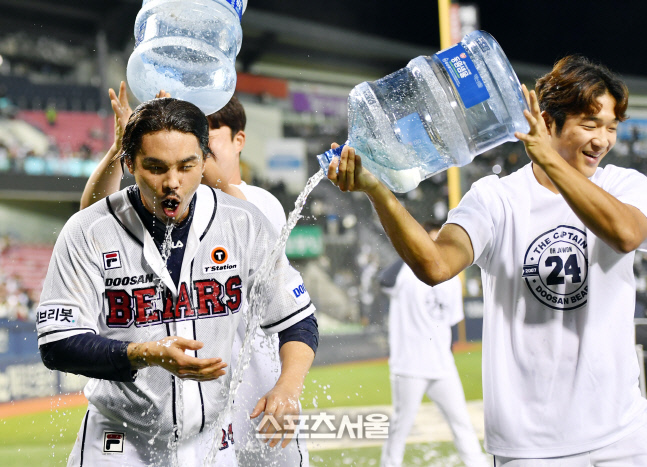 '살살 좀 하자' 오재원[포토]