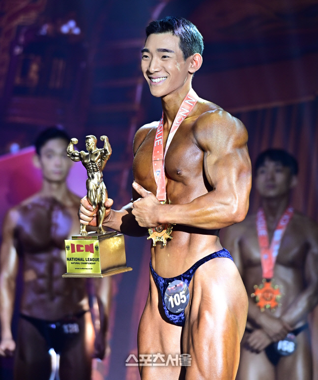 [포토]보디빌딩 오픈 클래스2 우승 주성민, 미소가 아름다운 남자네..  (ICN 내셔널리그)