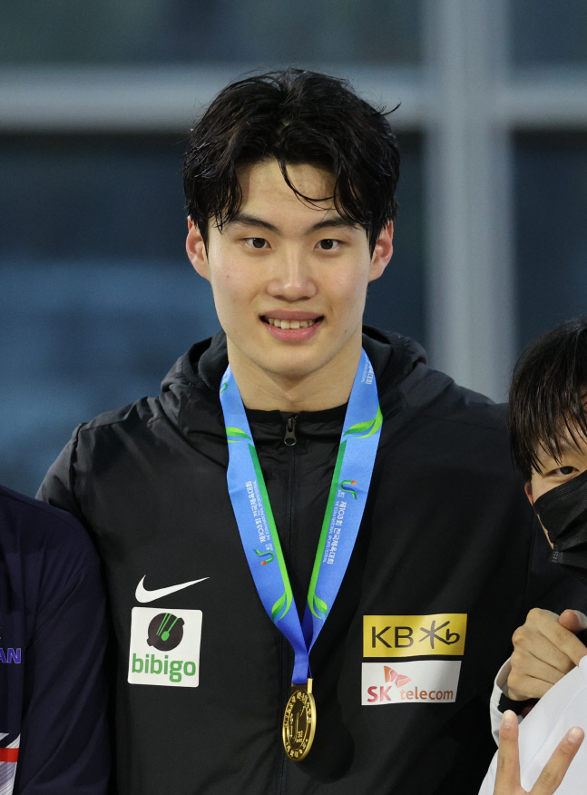 황선우, 금빛 미소