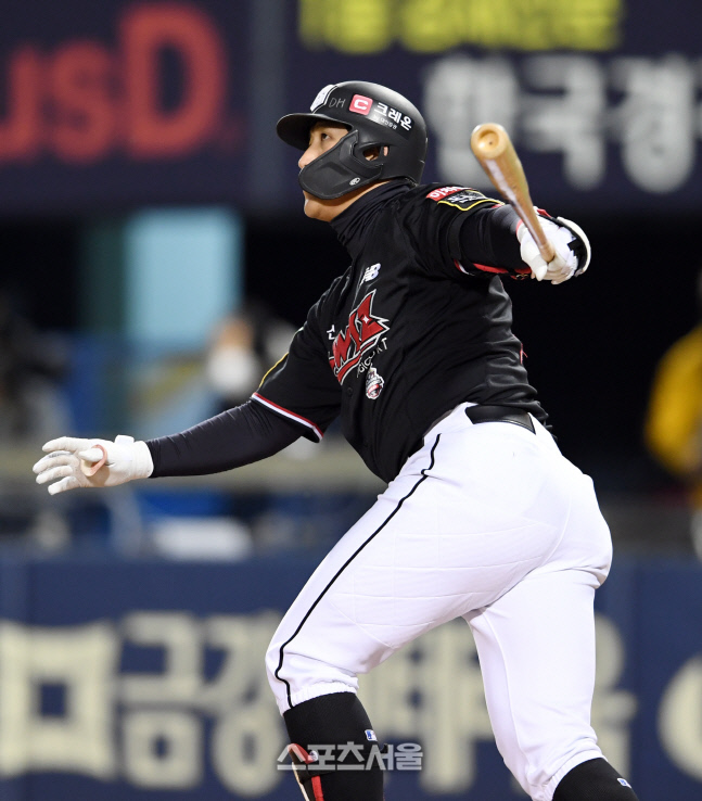 [포토]2점 홈런 KT 황재균, 점수 낼 땐 확실하게!
