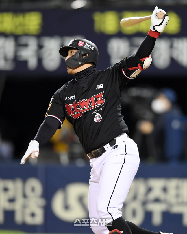 [포토]KT 황재균, LG 임찬규 상대 시즌 10호 홈런