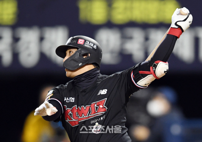 [포토]시즌 10호 홈런 넘기는 KT 황재균