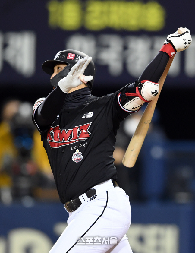 [포토]임찬규 상대로 2점 홈런 뽑아내는 황재균