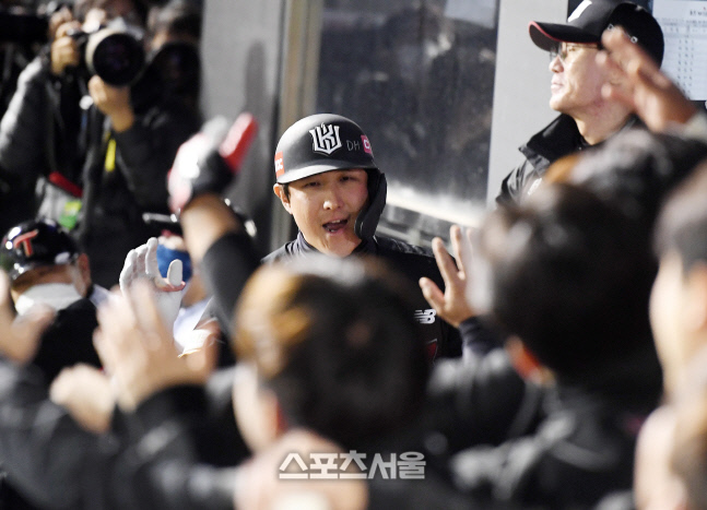 [포토]KT 황재균, LG전 2점포로 시즌 10호 홈런