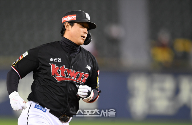 [포토]KT 황재균, 시즌 최종전에서 두 자릿수 홈런