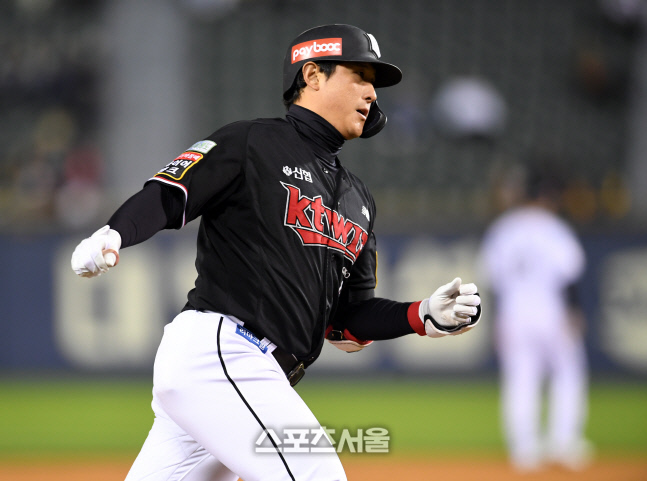 [포토]KT 황재균, 첫 타석부터 홈런!
