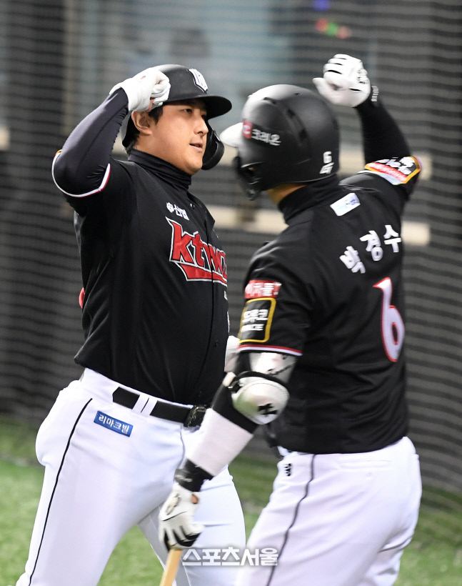 [포토]박경수와 홈런 하이파이브 나누는 황재균