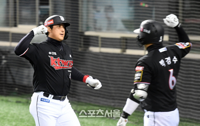 [포토]2점 홈런 KT 황재균, 3위 가자!