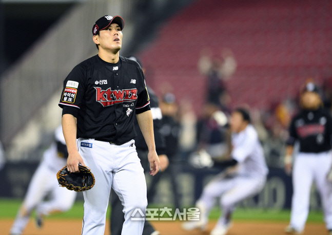 [포토]블론 세이브 KT 김재윤, 3위 자리를 지키지 못 하고...