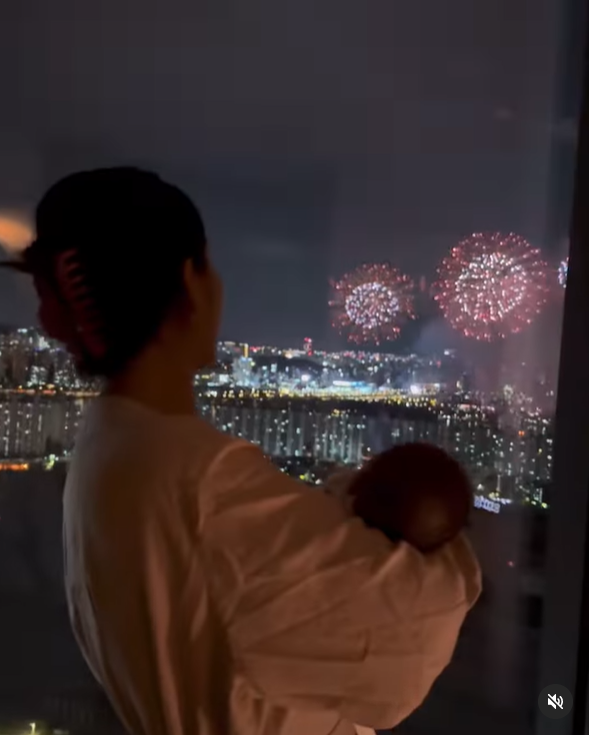 전혜빈, 태어난 지 9일된 子와 불꽃 축제ing..."바른아 태어난 거 축하해"