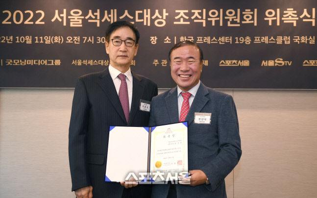 [포토] 기녕촬영하는 한상대 서울석세스대상 집행위원장