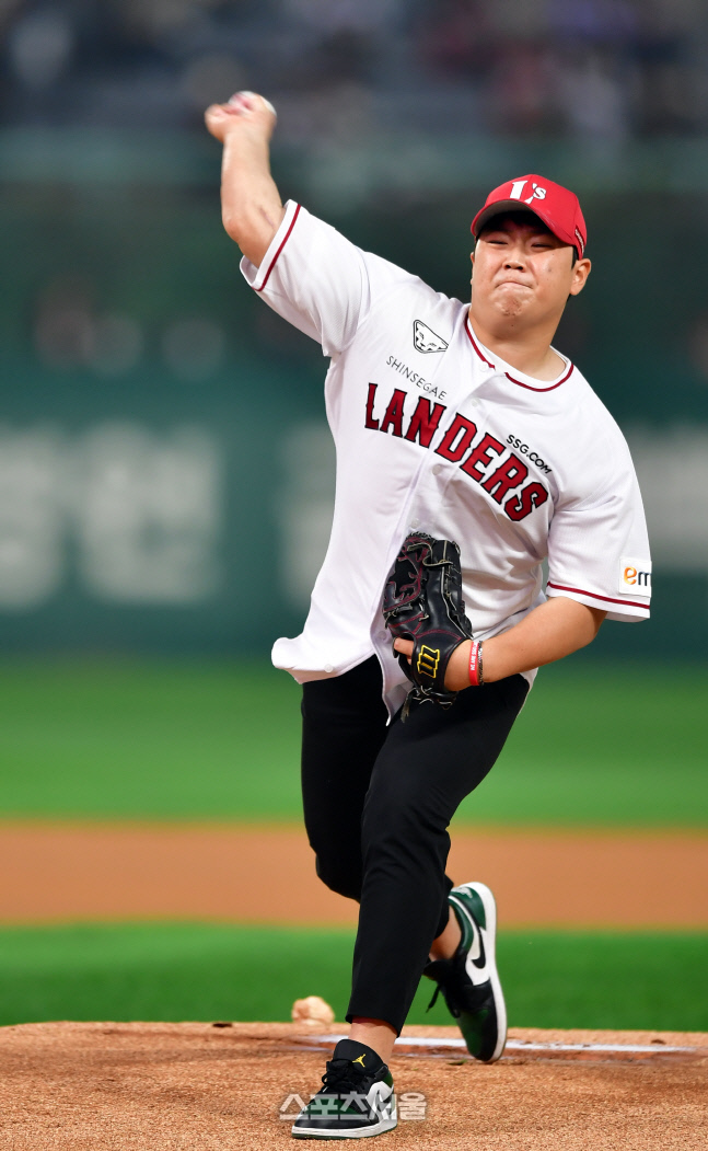 \'미리 밟아 본 문학 마운드\' SSG 1라운드 픽 이로운[포토]