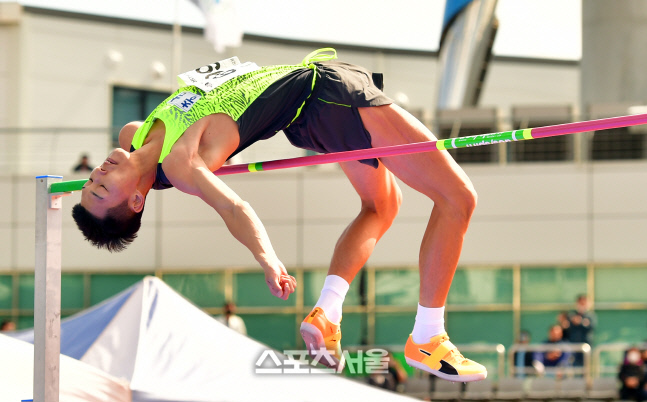 '한국에는 도전자가 없었다' 금메달 높이뛰기 우상혁[포토]