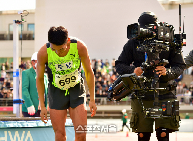 '2m20 실패하고 박수치며 인사하는' 금메달 높이뛰기 우상혁[포토]