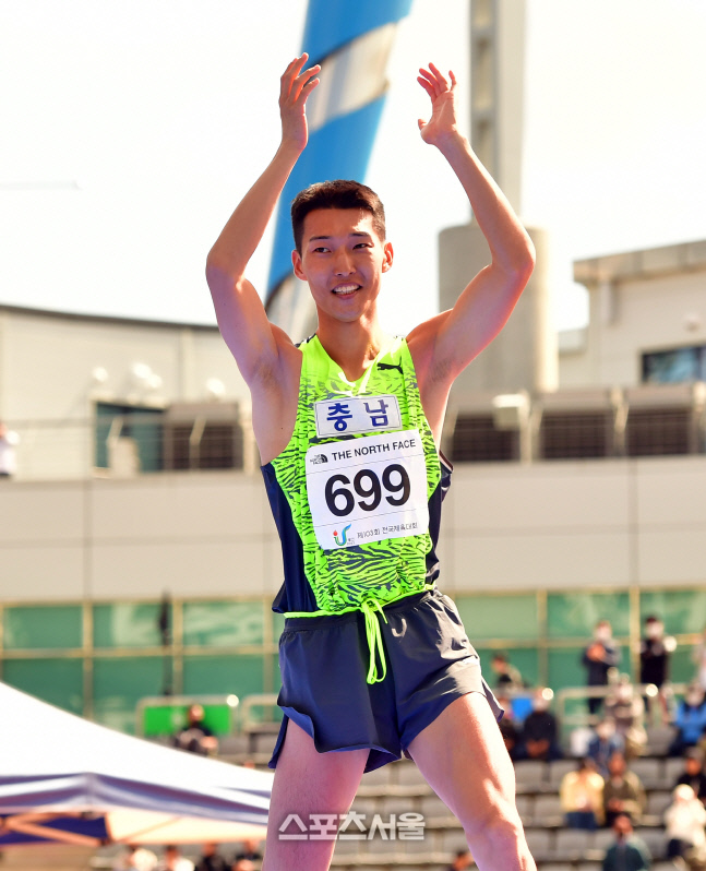 '2m20 실패하고 박수치며 인사하는' 금메달 높이뛰기 우상혁[포토]