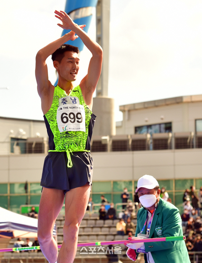 '2m20 실패하고 도전 포기하는' 금메달 높이뛰기 우상혁[포토]