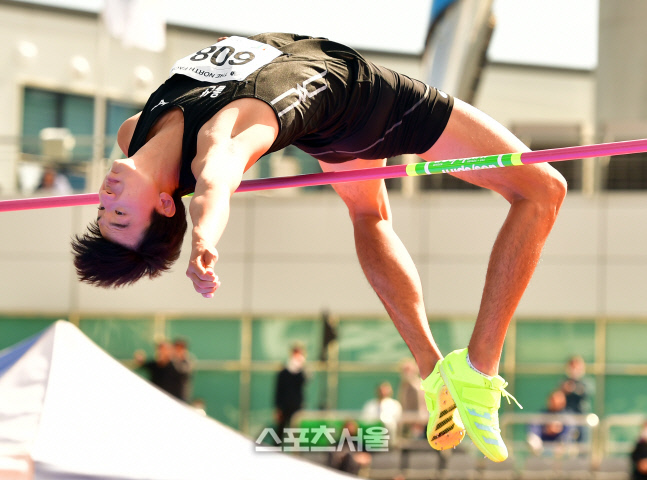 우상혁 이어  은메달 차지한 윤승현[포토]