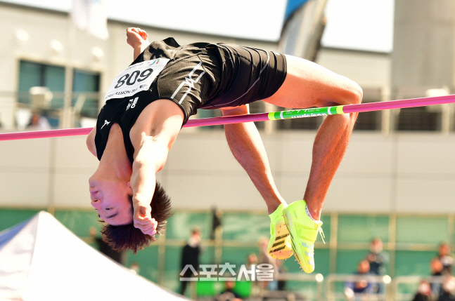 우상혁 이어 2m10cm를 넘어 은메달 차지한 윤승현[포토]