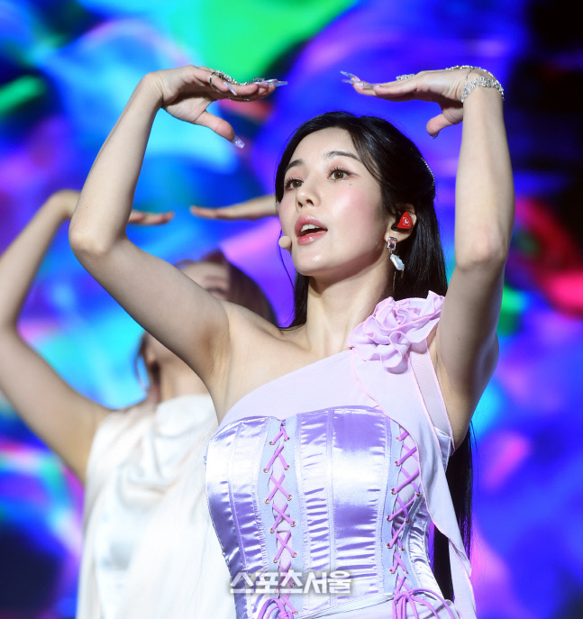 [포토] 권은비 '파워풀한 무대'