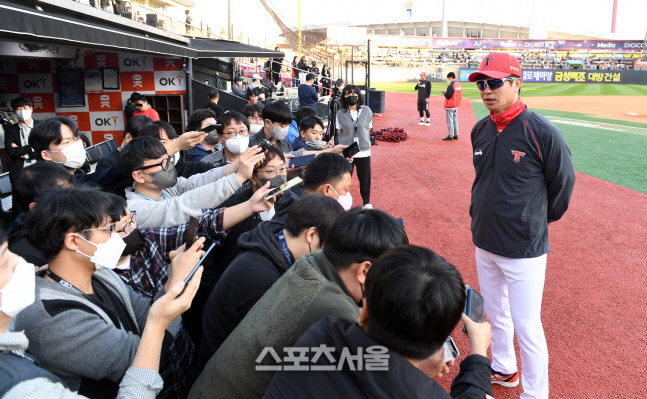 [포토]와일드카드 결정 1차전 각오 밝히는 KIA 김종국 감독