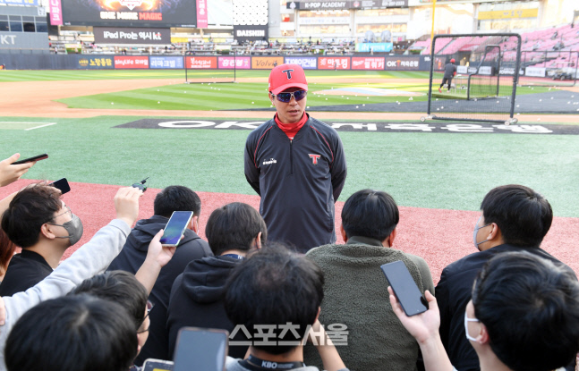 [포토]KIA 김종국 감독, 반드시 승리를!