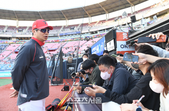 [포토]KIA 김종국 감독, 반드시 잡아야 할 1차전