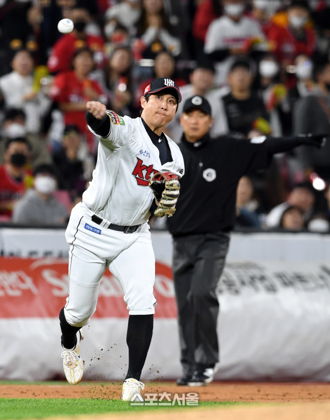 [포토]박동원의 땅볼 처리하는 황재균