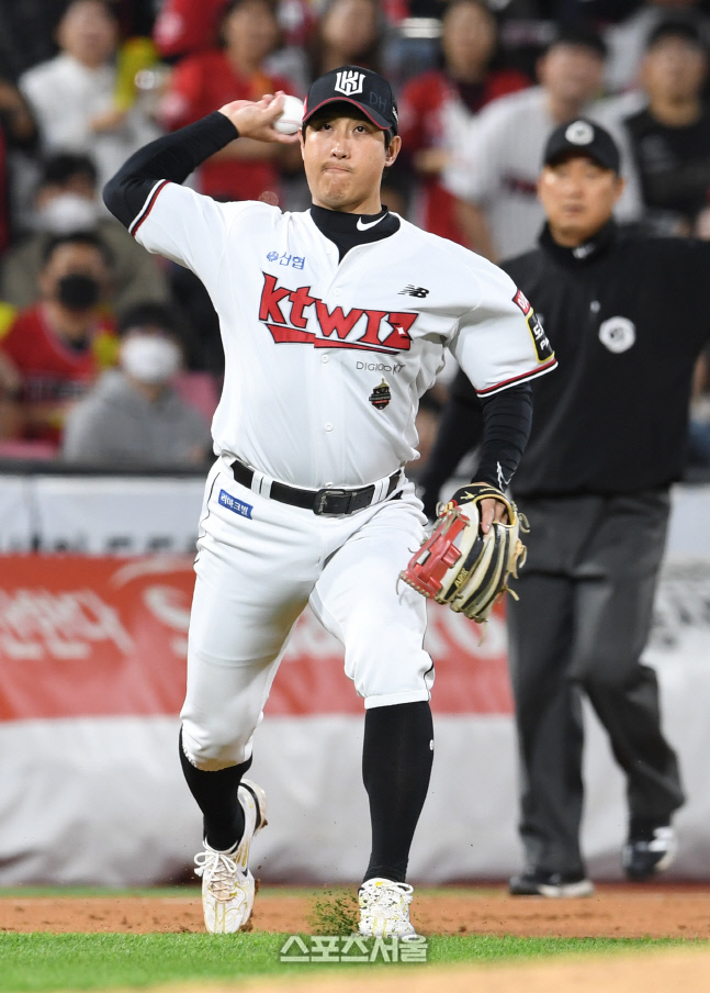 [포토]KT 황재균, 안정적인 수비로...