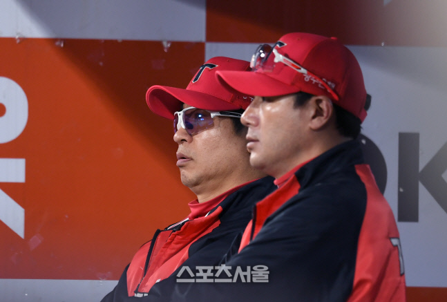 [포토] 경기 지켜보는 KIA 김종국 감독