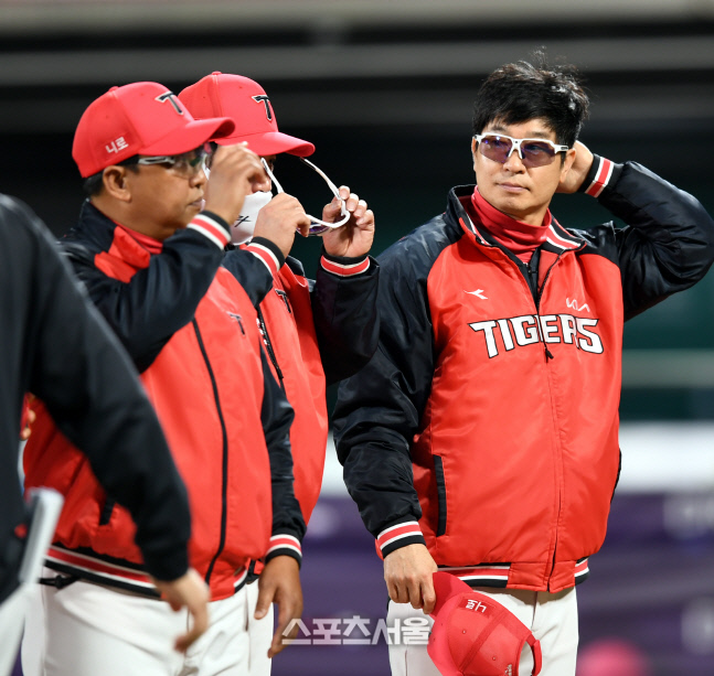 [포토] 김종국 감독 '너무 일찍 끝난 가을야구'
