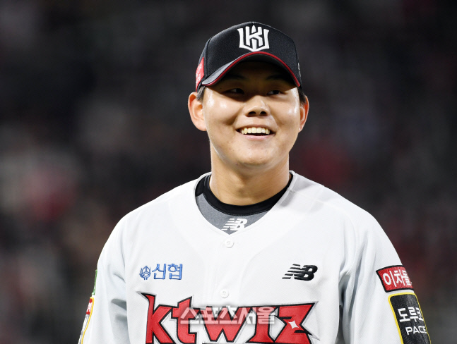 [포토]환하게 미소 짓는 KT 소형준, 위기 넘겼어!