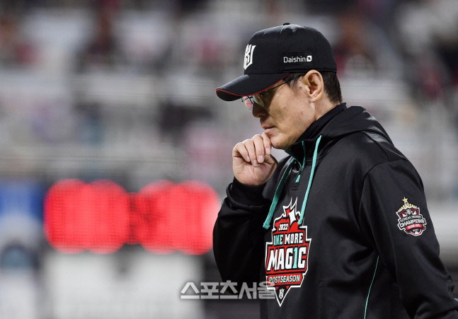 [포토]KT 이강철 감독, 1점 차 박빙 승부에...